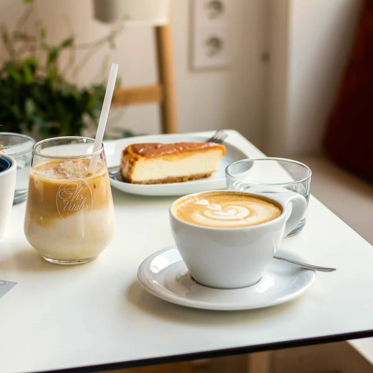 Stol ustidagi kapuchino va shirinlik